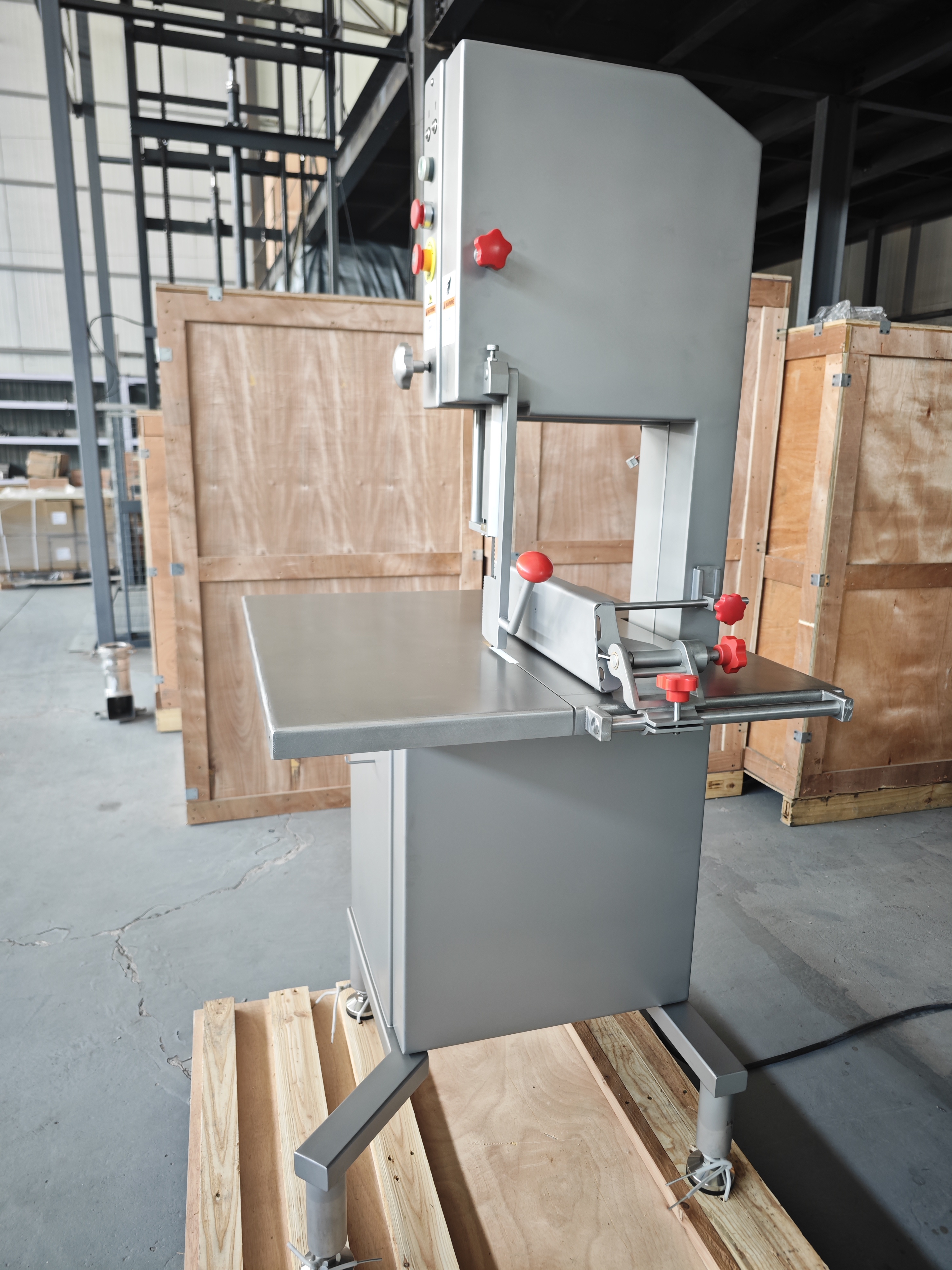 DANIEL BG125 2nd-generation bone saw with one-click automatic blade tensioning