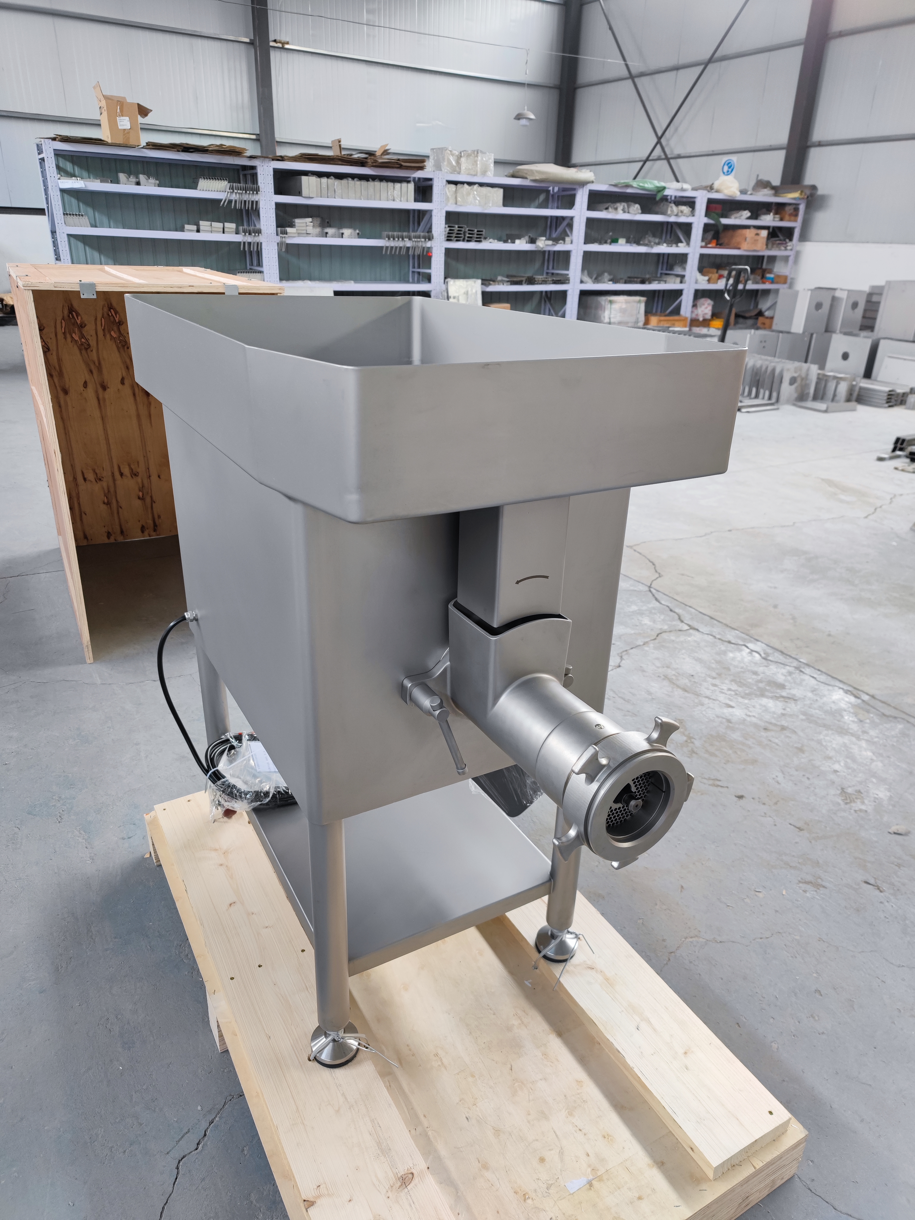 DANIEL GG241 floor-standing meat grinder, 3.0 kW, 800 kg/h, E32/B98 cutting systems, optional de-fascia device